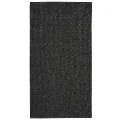 Polar kumipohjainen matto musta, pysyy paikallaan ja on vesipestävä. Polar mittatilausmatto musta